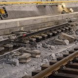 Une voie provisoire (à droite)installée après l'accident permet d'évacuer les wagons accidentés ou leurs pièces démontées, parallèlement à la voie détruite (à gauche).